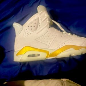 I am selling Jordan 6’s